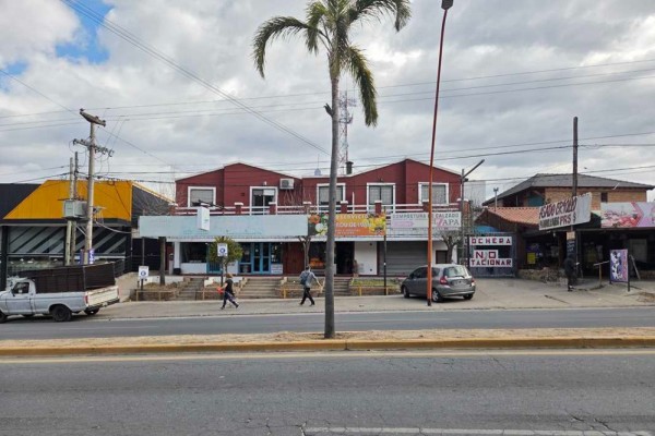 Oportunidad, edificio con 4 locales y 5 despartamentos venta en bloque 