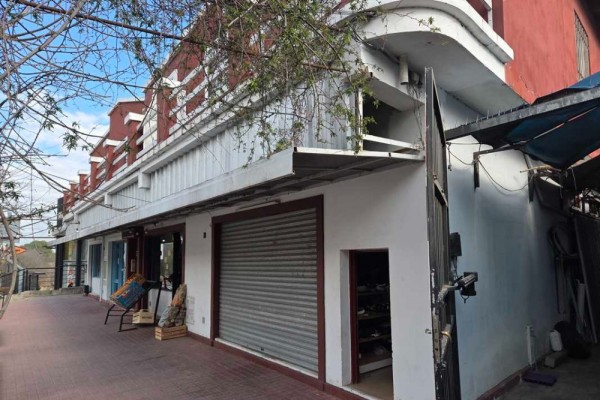Oportunidad, edificio con 4 locales y 5 despartamentos venta en bloque 