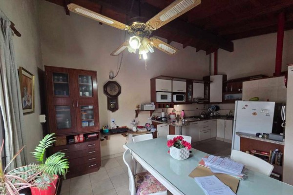 Oportunidad, edificio con 4 locales y 5 despartamentos venta en bloque 