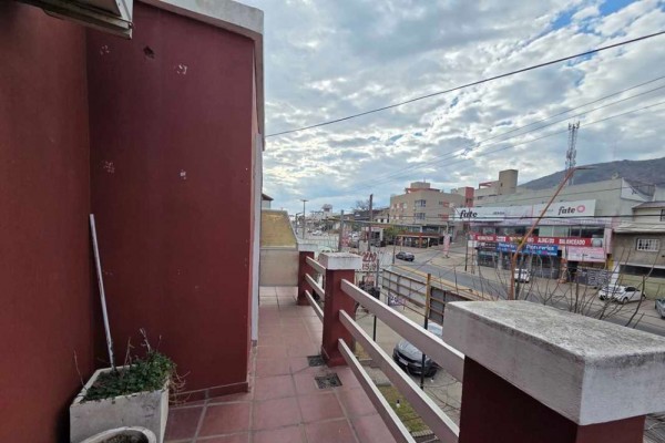 Oportunidad, edificio con 4 locales y 5 despartamentos venta en bloque 