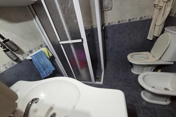 Oportunidad, edificio con 4 locales y 5 despartamentos venta en bloque 
