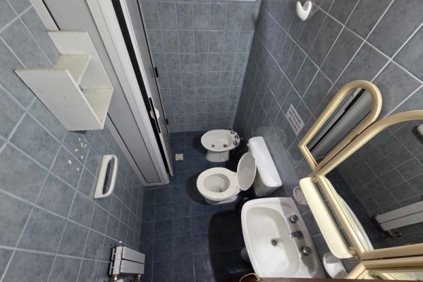 Oportunidad, edificio con 4 locales y 5 despartamentos venta en bloque 