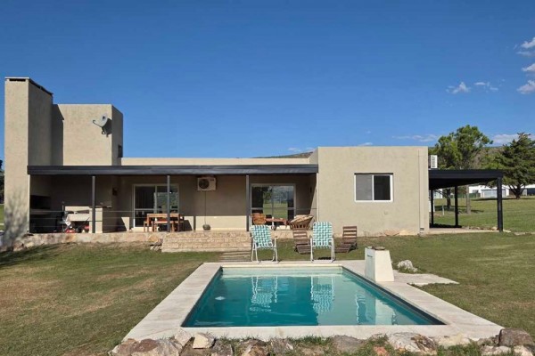 Hermosa casa Carlos Paz Golf 3 dormitorios, 2 baños, amplio living comedor, amplia galería, pileta, cocina.