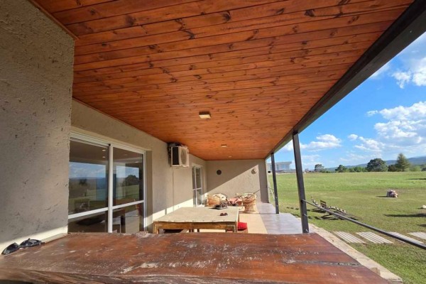 Hermosa casa Carlos Paz Golf 3 dormitorios, 2 baños, amplio living comedor, amplia galería, pileta, cocina.