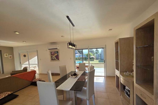 Hermosa casa Carlos Paz Golf 3 dormitorios, 2 baños, amplio living comedor, amplia galería, pileta, cocina.