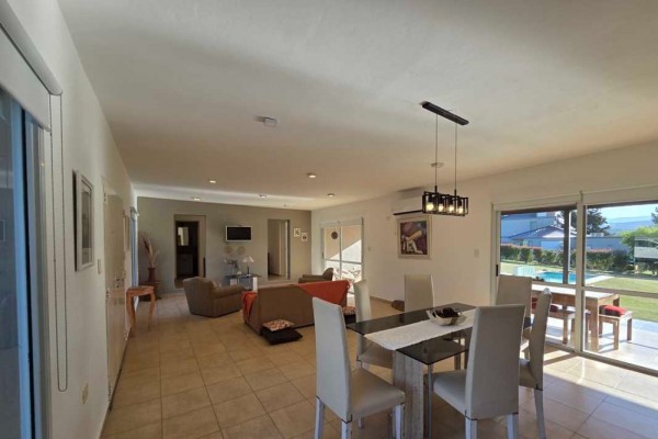Hermosa casa Carlos Paz Golf 3 dormitorios, 2 baños, amplio living comedor, amplia galería, pileta, cocina.