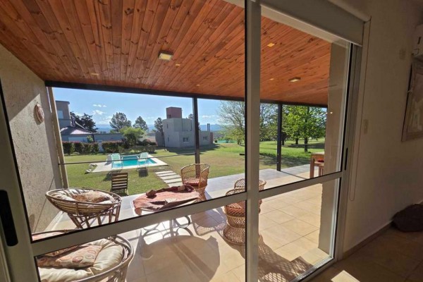 Hermosa casa Carlos Paz Golf 3 dormitorios, 2 baños, amplio living comedor, amplia galería, pileta, cocina.