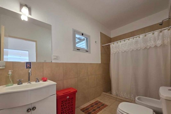 Hermosa casa Carlos Paz Golf 3 dormitorios, 2 baños, amplio living comedor, amplia galería, pileta, cocina.