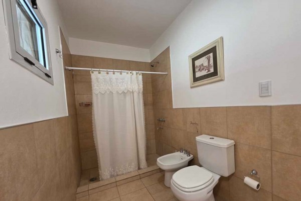 Hermosa casa Carlos Paz Golf 3 dormitorios, 2 baños, amplio living comedor, amplia galería, pileta, cocina.