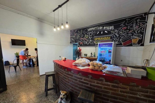 HOPORTUNIDAD - Complejo Local comercial, y 2 departamentos sobre Av. Los Sauces