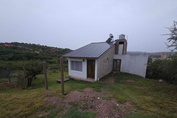 Estancia Vieja, 3 habitaciones, 1 baño, amplia cocina estar comedor, amplio parque