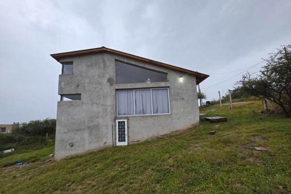 Estancia Vieja, 3 habitaciones, 1 baño, amplia cocina estar comedor, amplio parque