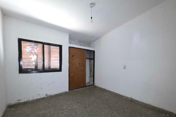 Oportunidad para reciclar - 2 casas y un Departamento, sobre Av Los Sauces 