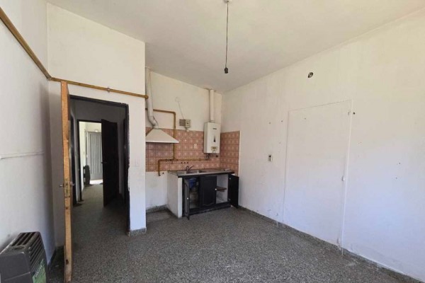 Oportunidad para reciclar - 2 casas y un Departamento, sobre Av Los Sauces 