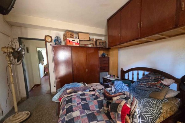 Oportunidad para reciclar - 2 casas y un Departamento, sobre Av Los Sauces 