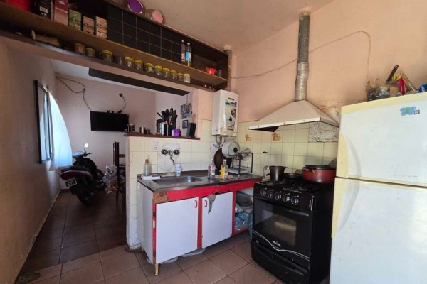 Oportunidad para reciclar - 2 casas y un Departamento, sobre Av Los Sauces 