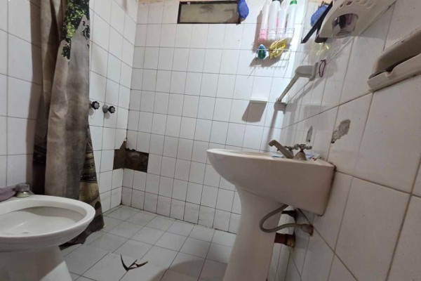 Oportunidad para reciclar - 2 casas y un Departamento, sobre Av Los Sauces 