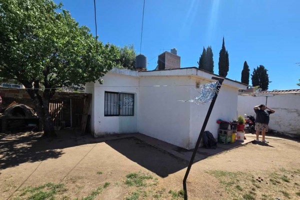 Oportunidad para reciclar - 2 casas y un Departamento, sobre Av Los Sauces 