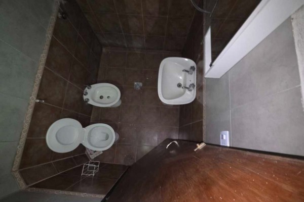 Oportunidad para reciclar - 2 casas y un Departamento, sobre Av Los Sauces 