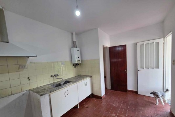 Casa 2 dormitorios sobre calle Rio Bermejo, 1 baño, cochera, patio