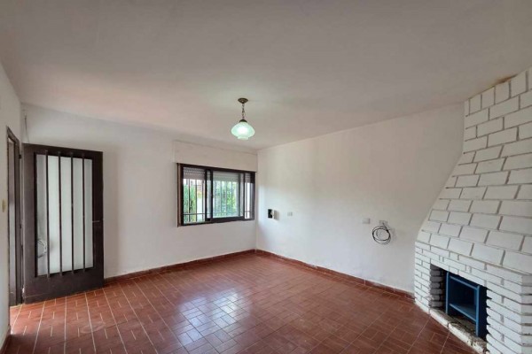 Casa 2 dormitorios sobre calle Rio Bermejo, 1 baño, cochera, patio