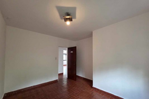 Casa 2 dormitorios sobre calle Rio Bermejo, 1 baño, cochera, patio