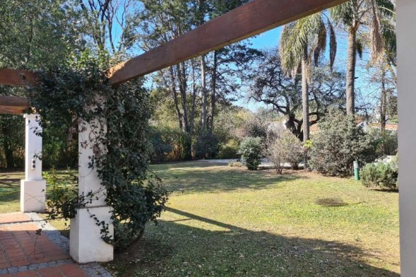 Importante casa en Villa Belgrano lote 2.183m2 y 547m2 edificados, 4 dormitorios, 5 baños 