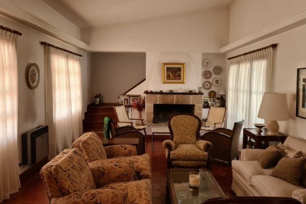Importante casa en Villa Belgrano lote 2.183m2 y 547m2 edificados, 4 dormitorios, 5 baños 