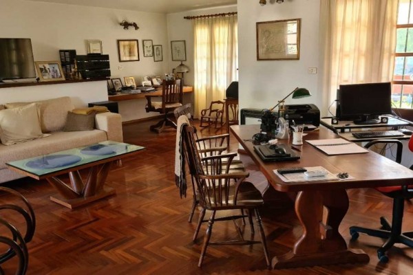 Importante casa en Villa Belgrano lote 2.183m2 y 547m2 edificados, 4 dormitorios, 5 baños 