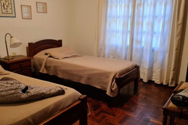Importante casa en Villa Belgrano lote 2.183m2 y 547m2 edificados, 4 dormitorios, 5 baños 