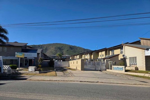 Duplex complejo  Los Cerezos, 2 dormitorios, patio, cochera, complejo con pileta, 