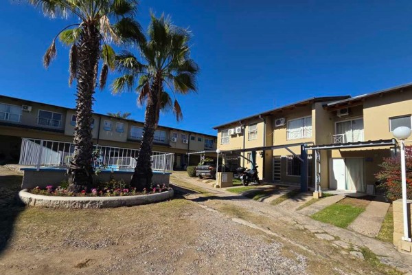 Duplex complejo  Los Cerezos, 2 dormitorios, patio, cochera, complejo con pileta, 
