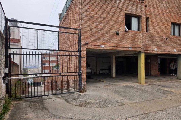 Departamento 1 dormitorio con cochera, gas natural, excelente vista, centrico
