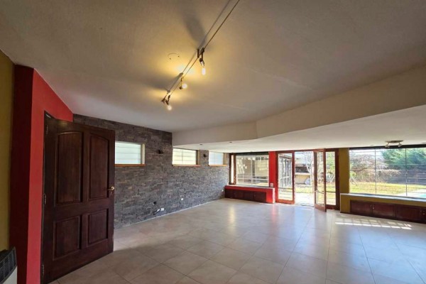 Casa zona Costa Azul a metros del Colegio 2 dormitorios mas 1 muy pequeño pileta quincho