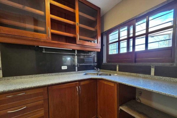 Casa zona Costa Azul a metros del Colegio 2 dormitorios mas 1 muy pequeño pileta quincho