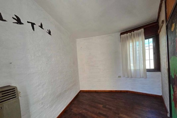 Casa zona Costa Azul a metros del Colegio 2 dormitorios mas 1 muy pequeño pileta quincho