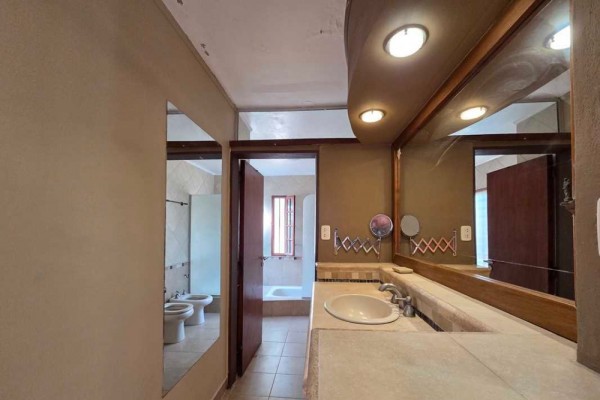 Casa zona Costa Azul a metros del Colegio 2 dormitorios mas 1 muy pequeño pileta quincho