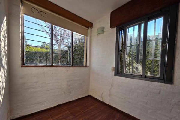 Casa zona Costa Azul a metros del Colegio 2 dormitorios mas 1 muy pequeño pileta quincho