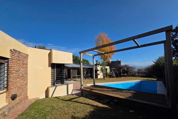 Casa zona Costa Azul a metros del Colegio 2 dormitorios mas 1 muy pequeño pileta quincho