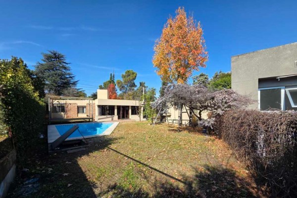 Casa zona Costa Azul a metros del Colegio 2 dormitorios mas 1 muy pequeño pileta quincho