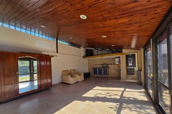 Casa zona Costa Azul a metros del Colegio 2 dormitorios mas 1 muy pequeño pileta quincho