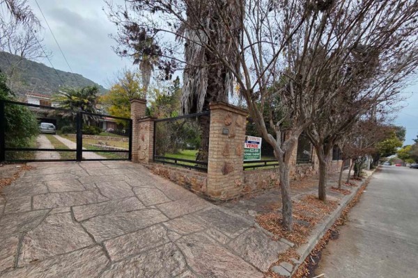 Muy linda casa B° José Muñoz 4 dormitorios, 4 baños, amplio parque