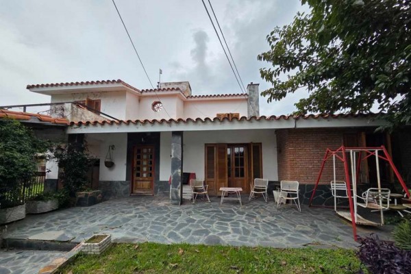 Muy linda casa B° José Muñoz 4 dormitorios, 4 baños, amplio parque