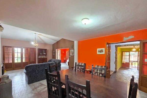 Muy linda casa B° José Muñoz 4 dormitorios, 4 baños, amplio parque