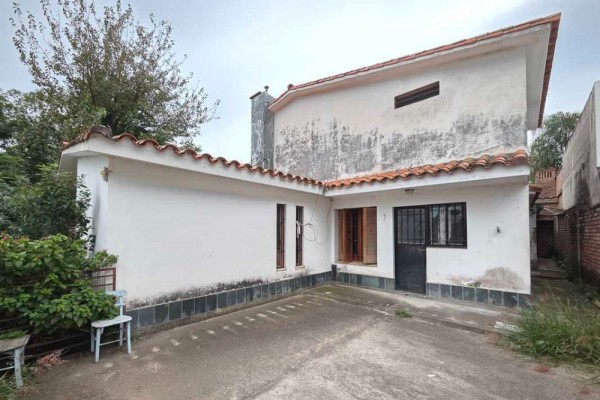 Muy linda casa B° José Muñoz 4 dormitorios, 4 baños, amplio parque