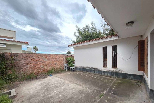 Muy linda casa B° José Muñoz 4 dormitorios, 4 baños, amplio parque