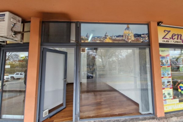 LOCAL COMERCIAL CON ENTREPISO - PENO CENTRO CARLOS PAZ SOBRE AV. SABATTINI 