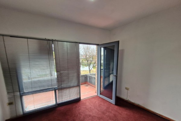 LOCAL COMERCIAL CON ENTREPISO - PENO CENTRO CARLOS PAZ SOBRE AV. SABATTINI 