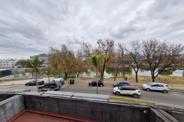 LOCAL COMERCIAL CON ENTREPISO - PENO CENTRO CARLOS PAZ SOBRE AV. SABATTINI 