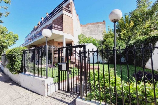 Muy lindo Duplex 1 dormitorio, con balcón terraza frente a la costanera Oeste, a pocos mentros del puente central